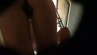 Un homme en blouse femme mature masturbe blanche organise l'intimité et traite la fille avec un vibromasseur et en même temps avec son pénis, qu'il enfonce dans sa chatte jusqu'au fond.
