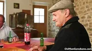 Une petite fille aux longues jambes avec de minuscules seins et un cul appétissant femme mature cougar était heureuse de voir son amant et écartait joyeusement les jambes devant lui pour les rapports sexuels.
