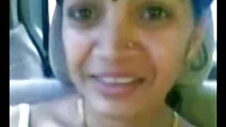 Cette femme lubrique femme mature poilu aime les bites masculines plus que tout dans la vie et parfois elle ne peut que s'accoupler passionnément avec elles pendant des heures. Aujourd'hui, la belle fille aux cheveux bruns s'est réveillée avec l'envie de faire pipi et est venue rendre visite à un beau chanceux vêtu d'un T-shirt noir. Dans le salon, la fille s'est assise avec un mec sur un canapé blanc et a commencé à embrasser passionnément et à écarter sa bite avec ses mains, puis à la prendre dans ses trous. Après quelques préliminaires, elle se penche devant M. et il lui enfonce une bite dans le cul jusqu'au bout.