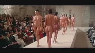 Pour consolider la connaissance spontanée, le vilain a emmené la femme mature gratuit fille dans sa chambre et a tiré son cul sur le pénis pétrifié. La brune est venue gentiment et lui a laissé son numéro de portable.