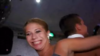 La femme poursuit femme mature avec petit jeune des sensations agréables, elle masse donc correctement sa chatte humide avec ses doigts et influence fortement son clitoris, essayant d'obtenir de l'extase le plus tôt possible.