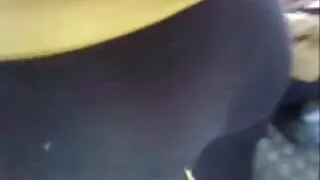 Une douce garce aux yeux serrés est venue rendre visite à son amie nègre pour pratiquer le sexe interracial et rire d'une grosse bite. Beaucoup lui ont conseillé d'avoir des relations sexuelles avec un Afro-Américain, car ils sont célèbres pour leur pression et leur technique et sont capables d'amener n'importe quelle Vierge à l'orgasme. Après avoir fait plaisir à la chienne élancée avec un cunnilingus court, le mâle noir l'a plantée sur un matures poilues long phallus et a commencé à le rouler activement, rapprochant le partenaire de l'orgasme à chaque nouvelle couvée.