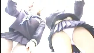 Le coureur de jupons lubrique s'est excité si vite qu'il a repris sans vergogne des relations sexuelles avec une pute. Il aimait son corps et la façon femmes mures baisent dont elle avait l'air nue, c'est pourquoi le coq s'est rapidement allumé et a commencé à la percuter. La fille a sauté sur la pointe, a gémi et a brûlé de passion, il semblait que maintenant elle pouvait tout obtenir, même un croquis dont elle venait d'entendre parler, mais n'avait jamais essayé. Avec force et enthousiasme, elle a commencé à se masser, à jouer avec sa chatte et son clitoris, à donner au mâle non seulement un gâteau vaginal.