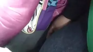 Un appareil mature assez fort, un homme a baisé une jeune fille frivole. La nana voulait juste acheter un nouveau téléphone portable et a demandé à l'homme de lui prêter de l'argent. Puisque M. avait des fonds et que Pepper attendait que la mignonne enlève sa culotte et se penche avec le crustacé. Avec sa longue femmes mature saucisse, elle a commencé à pénétrer dans le vagin et à le fouetter au maximum de tours.