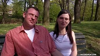 Le réalisateur a demandé à Samantha Rone de respirer naïvement la spontanéité dans cet épisode d'un autre film pour adultes, comme si elle le faisait par accident, pour la première et la dernière fois. Le réalisateur savait ce qu'il faisait, il était sûr que le film serait déchiré comme des petits pains et des jeunes verts, des mâles costauds et des vieillards baveux. Ils ont tourné femme mure se masturbe un plan après l'autre, mais la talentueuse actrice n'a pas donné le moindre signe de fatigue, bien qu'elle soit presque tombée de ses pieds. Rafraîchie dans son wagon, elle est de nouveau apparue sur le plateau absolument fraîche.