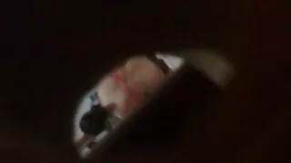 La blonde torride reste seule avec un homme lubrique et avale délicieusement une grosse bite, que le femme mature 65 ans mec a fournie avec plaisir pour se faire malmener. Dès que la dame blonde a vu un appareil mature devant elle, elle s'est immédiatement excitée et a commencé une fellation exténuante. Debout à quatre pattes ,gruna Elle a fait une pipe magnifiquement et habilement, puis a donné à l'homme un orgasme décent, ce qui lui a permis de se débarrasser du sperme.