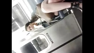 Une jeune fille lèche la bite excitée d'un homme et le fait, très probablement, pour une certaine somme d'argent. matures seules Il y a très peu de chances qu'il sorte avec cette graisse comme ça.
