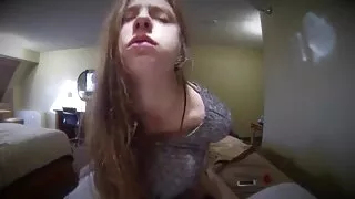 Une baise phénoménale et très chaude avec une plantureuse dans la cuisine a détendu un homme. Borotom n'a jamais rêvé d'un tel sexe avec son élue, car elle ne s'est jamais distinguée par la luxure ou les désirs sales. Mais maintenant, sa personnalité s'est ouverte à femme mûre sexy lui d'un côté complètement inexploré, ce qui a encore alimenté son intérêt pour sa personne. Cette fessée agitée s'est produite lors de la préparation du petit-déjeuner. Et, curieusement, une chienne expérimentée a tout géré, a réussi à finir et a cuisiné de délicieux plats belges