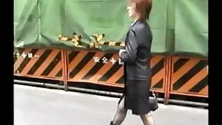 La jeune beauté est tellement confiante en elle-même que sans la moindre difficulté, elle a excité amatrices mures le pénis avec ses lèvres. Elle était étonnée de la dureté de la bite de son partenaire, à partir de ces sensations, sa propre chatte était humidifiée. Bien sûr, la petite ne pouvait pas s'arrêter aux rapports oraux, car ce serait malhonnête envers elle, alors très vite elle n'avait plus de culotte sur les hanches. Le membre a rampé et a créé le sentiment que tous les points érogènes étaient blessés. La brune a ri bruyamment et a sauté sur le phallus avec un trou huilé dans un rythme énergique.