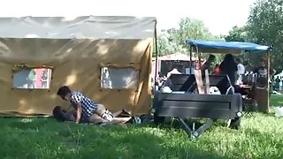 La salope aux tres belle femme mure gros seins et son petit ami insatiable ont essayé le sexe dans une tente et étaient très satisfaits, car l'air frais a contribué à un excellent orgasme.