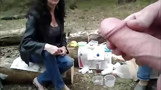 Une jeune fille coquine excitée les femmes mûres masturbe élégamment sa chatte rasée avec son doigt humidifié. La fille gémit et se défonce de cette activité sexuelle.