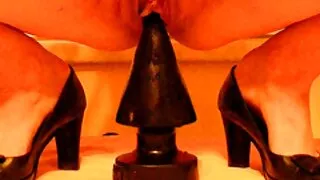 La belle dame a détaché sa femme mature et jeune fille ceinture de sécurité et a pris un vulgaire phallus du conducteur dans sa bouche et a essayé d'effectuer une fellation de haute qualité. Le gars est allé chercher la fille après le travail et lui a suggéré de faire un tour en ville. Puis il a trouvé un endroit calme et désolé et s'est garé là pour plaisanter un peu avec sa chérie. Libérant habilement son pénis de combat, le bretzel chauffé proposa à l'artiste de bien le sucer, puis ne s'opposa pas à traiter le poussin avec du sperme et à jeter un lourd lest de ses testicules.
