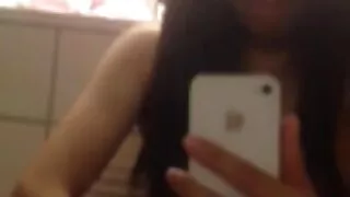 Avec les résultats scolaires, les choses tournent complètement mal, donc un étudiant pas particulièrement capable dans ses études baise le professeur et obtient ainsi une bonne note. Juste dans le public, le mec pose la femme sur le bureau et s'approche d'une chatte mature et lisse, qu'elle lèche rapidement et conduit à un état excité. À l'avenir, un jeune homme actif fait preuve d'encore plus de persévérance et femmes matures en porte jarretelles de diligence. Avec son phallus, elle pénètre dans le vagin de shmara et lui procure rapidement des orgasmes.