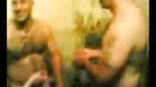 L'homme a pris femme mature jeune homme ses responsabilités et a bien plu à une femme mûre aux formes courbes. Il lui lécha la capuche, après quoi il entreprit passionnément de couler son pénis.