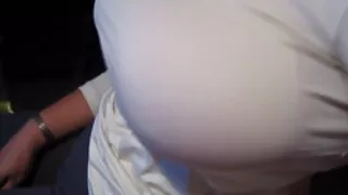 Sexe coupé excitant gros seins de femmes mures avec des filles donnant dans le cul
