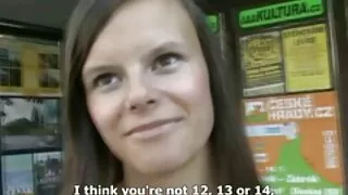 Mignonne mignonne saute avec une chatte poilue sur de gros phallus, n'obtenant que le meilleur de la pénétration. La fille a vraiment beaucoup de chance, car il n'est pas toujours possible de rencontrer des femmes aussi élégantes qui seraient heureuses d'accepter de telles aventures sexuelles. Pour ne pas perdre de temps, ils ont commencé à la déshabiller, à la masser, à la serrer et à la toucher. Elle, bien sûr, s'est parfaitement détendue de cette affaire et a eu un buzz incroyable, car le sexe avec un macho aussi insatiable femmes mures baisent ne pouvait physiquement apporter que du buzz pur.