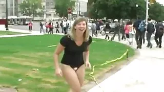 La ménagère rousse gémit agréablement de la bite avec un farceur rusé. Ce n'est pas son mari, c'est son amant, et femmes matures infidèles il a une bonne douzaine d'années de moins qu'elle. Le conjoint a depuis longtemps cessé de lui plaire dans l'aspect sexuel, car elle a oublié comment flirter, a cessé de faire des compliments et a commencé à prendre le sexe entre eux pour acquis. Une telle relation a cessé de la satisfaire, elle a essayé de tout résoudre pacifiquement, mais elle a reçu des réponses comme ses remarques, tout était comme il était et est resté. Après cela, la rousse a trouvé un jeune amant et a rendu de la dignité à sa vie intime.