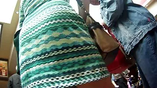 La fille Se venuta est venue dans sa chambre rose, s'est rapidement déshabillée, s'est débarrassée de sa culotte en dentelle, s'est mise dans sa position préférée et a inséré un doigt dans son cul. Elle ne pouvait pas comprendre d'où venaient tant d'érotisme et de désir de copuler, mais elle n'avait pas l'intention d'ignorer ses besoins. Dès qu'il était à la maison, il a immédiatement commencé à mettre en sexy femme mature œuvre un plan de satisfaction intime, en mettant un raifort en caoutchouc lubrifié à côté de lui, car il est parfois très difficile de mener l'affaire à une conclusion logique avec ses mains.