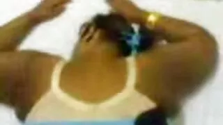 Une jeune fille aux cheveux noirs avec un joli butin se femmes rondes mures penche en levrette pour instruire son entrejambe et obtenir un pénis excité dans sa chatte lubrique.