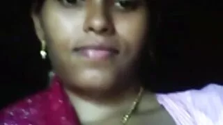 Une femme avec une position de vie active avec un belles femmes mures strapon baise à la pointe d'un vendeur d'un magasin d'armes à feu. Elle fait sans relâche des embrayages et s'enfonce dans l'anus jusqu'au bout.