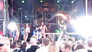 Le mec lubrique a décidé de ne pas priver son partenaire de plaisir et de se laisser baiser dans le cul. Elle a choisi le bon endroit pour s'accoupler sur un canapé noir dans le salon et a lentement commencé à détendre son cul serré et à étaler les petits pains avec ses mains. La fille s'est préparée pour une rencontre avec le pénis et après quelques instants, elle a senti comment le pénis brûlant a pénétré dans le trou de réception. De femme tres mure plus, la fille n'a pas retenu les gémissements et a apprécié le ciselage énergique et la façon dont une giclée chaude tire dans son trou sous pression.