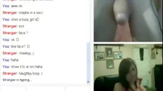 La fille voulait vraiment s'amuser et elle a donc sauté par-dessus le pénis et a sauté dessus assez large et en même temps a frotté femme mûre sexy son beau clitoris avec ses doigts.