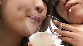 La femme voulait plaisanter et sauter sexuellement sur le pénis de son mari et s'y déplaçait à un rythme moyen, pompant sa chatte d'excitation et de liquide séminal femme mature sexy frais.