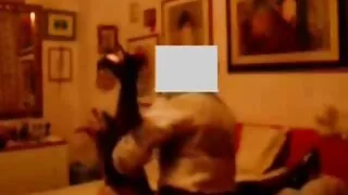 La fille à lunettes adore se gros seins de femmes matures faire plaisir et cette fois elle se masturbe doucement dans un vagin sombre et s'approche lentement de l'orgasme.