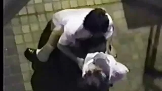 La salope astucieuse a agréablement saisi le clitoris avec ses doigts, car elle sentait qu'un femme mature prise en levrette massage intense et intense serait capable de l'amener rapidement à l'état requis.