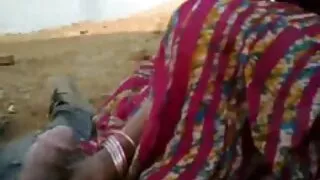 La fille a femme mature bourgeoise soif de sensations agréables et en position de cancer se prend des couilles dans le cul. Ils sont doucement et doucement insérés dans le trou du cul par un ami de Minx