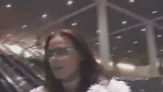 Une belle fille écarte les jambes et remplace les trous pour une machine à sexe et est habilement engagée dans l'auto-satisfaction, expérimentant des orgasmes croissants de mures femmes première classe.
