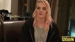 Une fille avec de beaux seins de taille considérable femme 50 ans mature a sauté sur une grosse bite noire et après des promenades vigoureuses a pu atteindre un orgasme raide.