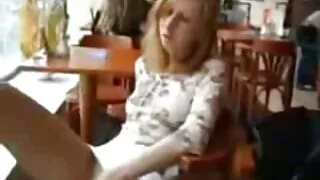 Le mâle stimule agréablement la jeune femme asiatique avec son phallus debout, forçant tous les points érogènes orientaux à participer au trachodrome imparable et bonne femme mure escarpé.