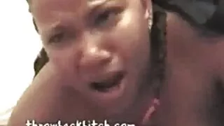 Une jeune fille mince femme mure poilue en lingerie chic a commencé dès le matin, elle ne voulait pas vraiment faire quelque chose, et l'excitation a permis d'oublier un peu les projets. La fille a apporté son phallus préféré au lit, qu'elle était sincèrement heureuse de voir. Tout d'abord, la petite a retiré sa culotte de son entrejambe, puis elle a commencé à se toucher habilement, à palper, à serrer et à vouloir continuer. Lorsque la tarte vaginale de la chienne était complètement détendue, elle la pétrissait parfaitement avec un gode fantastique, à partir duquel la chatte se terminait.