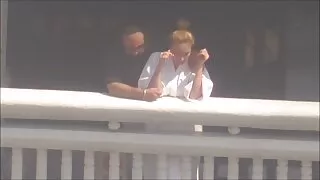 Un couple d'échangistes noirs s'amuse avec une femme cocu blanche qui n'est jamais prête à essayer une femme noire avec sa bite. Mais femme mure poilue sa femme est incroyablement heureuse que le phallus du nègre puisse lui polir le vagin, d'où la femme sera si excitée. Tout se terminera par du sperme, qui coulera du vagin d'une salope satisfaite, et son conjoint léchera!