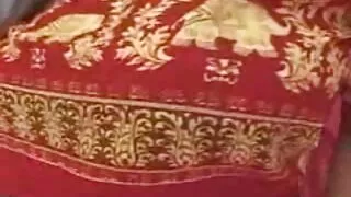 Des citoyens très étranges en costumes poilus ont parfaitement femme mure solo traité la femme avec deux bites, qu'elle a bien sucées puis prises dans ses trous érotiques.