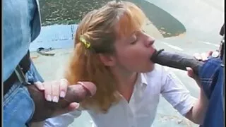 Une belle jeune fille sans complexes particuliers se fait baiser dans un casting sexuel et montre tout ce dont elle est capable. Se déshabillant devant l'opérateur, la belle femme suce d'abord avec diligence le pénis en caoutchouc attaché à la table. Donc, à la disposition de la chienne, il y a un vrai phallus fort. Sa nana pendant plusieurs minutes mange aussi bien, après quoi elle remplace la chatte. La femme blonde travaille son trou rose frivole jusqu'à ce qu'elle amène au bonheur un agent les femmes mûres porno expérimenté.