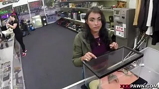 Une jeune femme enjouée a ouvert avec plaisir le chapeau pour le gars et a obtenu un pénis femme mature nue sexy épais, touchant les points érogènes les plus puissants à l'intérieur de la grotte.