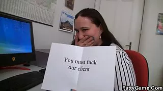 Une ballerine Se impegnata s'est engagée à servir un client riche qui avait besoin d'une attention particulière à lui-même, puis la beauté a dû lui démontrer toutes les compétences et tous les talents. mures nues