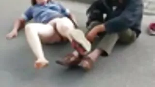 Un masseur de soulagement et plutôt bisexuel baise entre titek chuvikha avec femme mure en chaleur un beau corps pas maigre, qu'il frotte abondamment avec de l'huile essentielle brillante.