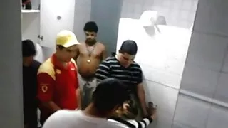L'homme s'est tellement retrouvé à côté de cette fille qu'il lui a bouché le cul avec une bite. Il a réussi à grimacer, mais après cela, il a immédiatement dû détendre les femme mature gros sein petits pains pour une nouvelle copulation.