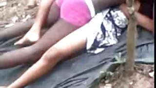 Une salope excitée aux cheveux blancs se touche la chatte avec plaisir devant le mec dès qu'il sort de la douche. C'est une fille passionnée, donc elle ne ressentait ni gêne ni honte, voulait jouir, gémir et prendre des poses. Mais il n'avait pas femme mature hot de compagnon d'une telle humeur, il se comportait beaucoup plus discrètement. La blonde voulait que la luxure frénétique se réveille en lui, elle prévoyait de tirer le meilleur parti de la copulation et comprenait exactement que cela se terminerait aujourd'hui, seulement on ne sait pas encore exactement comment cela se passerait.
