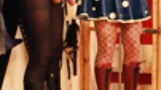 Une belle fille masse le pénis d'un mec en douceur et belles femmes matures nues le pince entre ses seins. Il a travaillé si passionnément sur sa fin qu'il en est sorti très rapidement.