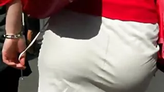 La fille a un mari ringard et dohly Cette fois, la dame belle femme mature se masturbe blonde masturbe la cagoule en bas et en jouit.