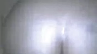 Un jeune homme persistant a invité une femme mûre nue salope séduisante à lui rendre visite et sans trop d'effort l'a distraite d'un rapport anal vertigineux, dont la femelle était ravie.