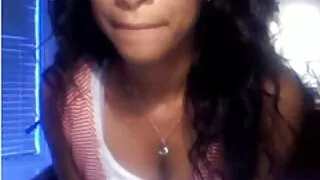 Dans un appartement loué, un touriste baise vigoureusement une jeune Taika, qu'il a réussi à enlever toute la nuit à un prix très raisonnable. La fille en robe rose a eu une bonne expérience dans la satisfaction des hommes et a pré-arrangé un strip-tease léger. Debout devant une télévision en marche, grosse femme mature elle a commencé à enlever sa robe, puis à tourner un cul séduisant et à la gifler avec ses paumes. Lorsque la fille a suscité un intérêt sexuel pour le client, elle a commencé par le désir de sucer le pénis et l'a en même temps dirigé dans son étroit vagin oriental.