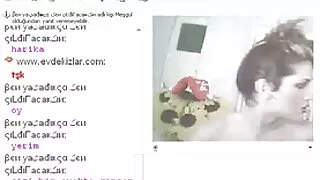 La jeune fille lèche très doucement la chatte de sa charmante jeune et femme mature maîtresse, avec qui elle se réunit périodiquement pour soulager les tensions intimes. Les filles étaient dans une chambre confortable avec un grand lit et un lit blanc et là elles se sont déshabillées. Les femmes n'aimaient absolument pas travailler avec leurs doigts, alors elles ont commencé à appuyer activement des jouets sur leurs trous et à gémir d'émotions intimes vives. De plus, les filles brillantes aux yeux étroits travaillaient remarquablement sur les trous avec des langues et recevaient des orgasmes très agréables.