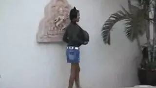 Un homme très passionné baise bien avec de grosses lunettes une belle femme sombre avec un bon corps. Damul accettòA a accepté de coucher avec ce mec, car il lui a proposé de bien payer pour le sexe, et la dame avait besoin d'argent et n'a pas femme mure de 50 ans refusé. Tout d'abord, elle a organisé un strip-tease léger pour son partenaire et a exposé érotiquement son corps et a montré sous différents angles une belle chatte et un cul. La mignonne a agi avec beaucoup de confiance et après une performance excitante, elle a essayé le partenaire de faire pipi sur sa porte arrière.