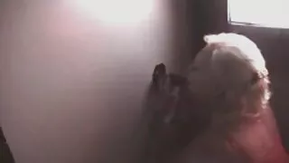 Le mâle débrouillard et très convaincant s'est d'abord beaucoup séparé, qui sans gêne a inséré un pénis dans la blonde et a commencé à l'enfoncer complètement sans soucis. L'écolière sensuelle ne croyait pas qu'il pouvait y avoir une relation entre elle et un bretzel aussi important, car sa femme devrait être la meilleure princesse. Il lui a dit que c'était le cas au début, mais au fil des ans, elle s'est transformée en une chienne maléfique, et femme mature à poil maintenant elle cherche un nouvel amour pour s'ouvrir à nouveau et profiter des vols vertigineux vers le nirvana érotique.