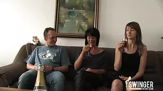 Une femme avec beaucoup de chirurgie femme mature 50 ans plastique et des seins chics s'amuse avec un homme lubrique, qui la roule doucement sur le phallus et l'amène à l'orgasme.